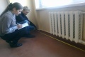 учащиеся пилотной группы проводят измерения рекреаций школы, классних комнат